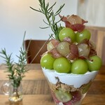 洋菓子店 アンジュール - シャインマスカットとクイーンニーナのパフェ