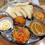 タージマハル - チーズナンランチ。真ん中のチキンがうまうまぁ～