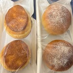 フォートナム・アンド・メイソン・ティーショップ - 「イングリッシュマフィン」は外側が香ばしく、中はふんわりと軽やかで、夕食を軽く済ませたい時にも満足感がある。「スコーン」はしっとりとした生地に穏やかな甘みがあり、そのままでも十分に美味しく、素材の良さが際立つ焼き菓子。焼き菓子の完成度には満足した一方で、期待していたビーフオニオンカレーパンが販売されておらず、食事系パンの取り扱いがなくなっていたのは残念だった。