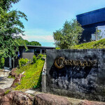 カールヴァーン ブルワリー＆レストラン  - エントランスのロゴ。非日常への入り口。