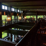 カールヴァーン ブルワリー＆レストラン  - 吹き抜けのある2F席からの店内。重厚で贅沢な造り。