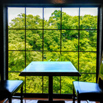 カールヴァーン ブルワリー＆レストラン  - 今回通された窓際席。飯能の緑が美しい！