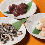 焼肉酒場 広島ホルモン楓 - ホルモン3種（レバー、ハチノス、ショウチョウ）