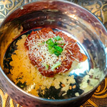 カールヴァーン ブルワリー＆レストラン  - ムサカ（クスクスに乗ったトマト煮込み）。