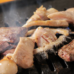 焼肉酒場 広島ホルモン楓 - 焼いているシーン