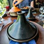 カールヴァーン ブルワリー＆レストラン  - メインのタジン鍋が登場！期待感が高まる瞬間。