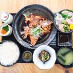 はまさき村 - 村の定食「鯛のカマの煮付け定食」