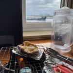 海鮮炉端　うろこ亭 - 海を見ながらおどり焼き〜。幸せ。お姉さんが気を利かせて案内してくれました。細やかな気遣い、ありがたや〜。そして船と一緒にパチった。