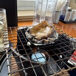 海鮮炉端　うろこ亭 - ダンシングあわび。ビデオでも撮りました。ごきげんな待ち時間。ハサミもついてくる。