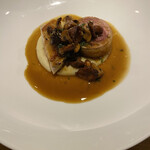 BISTRONOMIE TKM - 岐阜県産 飛騨地鶏胸肉のローストと腿肉のバロティーヌ 仏産ジロール茸のソース