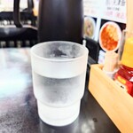 味楽 - 着席後すぐに提供してくれる、冷たいお水。