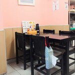 味楽 - 店内中央の席。