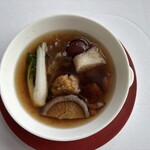 広東料理 センス - ・黄茸 楡茸 衣笠茸 茶樹茸 白木耳 佐倉市きのこ園直送椎茸の蒸しスープ：多彩な茸の風味と食感が一椀に凝縮された一品。澄んだスープは滋味深く、茸それぞれの個性が調和しながらも際立ち、口に含むたびに異なる香りと旨味が広がる。青菜の清涼感もアクセントとなり、静かに身体に染み渡るような味わい。素材の選定と構成の妙が光る、印象深い一皿だった。