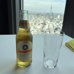 広東料理 センス - ■Tsingtao Premium Beer￥1,800：爽快感のあるラガービール。淡い黄金色で、軽やかな口当たりとほのかな麦の香りが特徴。甘みと苦味のバランスが控えめで、すっきりとした後味が残るため、中華料理との相性が非常に良い。クリアな味わいが際立ち、食事の邪魔をせず、料理の風味を引き立てるビールであった。