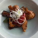 広東料理 センス - ・鶏腿肉の香港八珍黒酢炒め：艶やかな黒酢ソースが鶏腿肉に絡み、香ばしさとコクが際立つ一皿。酢の加減が絶妙で、酸味が鋭すぎず、まろやかに全体をまとめ上げている。肉は柔らかくジューシーで、野菜の食感もアクセントに。見た目の美しさと味の調和が印象的な、完成度の高い料理だった。