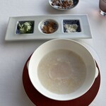 広東料理 センス - ・乾燥湯葉と帆立貝の香港粥：優しい味わいの中に湯葉の滑らかさと帆立の旨味が溶け込んだ一椀。粥のとろみと素材の調和が心地よく、そのままでも十二分に美味しくいただけた。後半に添えられたXO醤ソースを加えると、深いコクと香りが加わり、味の印象が一気に変化。穏やかさと力強さが共存する、二度楽しめる粥だった。