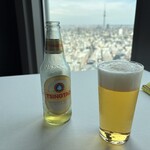 広東料理 センス - ■Tsingtao Premium Beer￥1,800：爽快感のあるラガービール。淡い黄金色で、軽やかな口当たりとほのかな麦の香りが特徴。甘みと苦味のバランスが控えめで、すっきりとした後味が残るため、中華料理との相性が非常に良い。クリアな味わいが際立ち、食事の邪魔をせず、料理の風味を引き立てるビールであった。