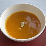 広東料理 センス - ・デザートをメニューから一品→マンゴープリンを選択：他店のものとは一線を画す完成度。濃厚でありながら後味はすっきり、なめらかな口当たりと完熟マンゴーの自然な甘みが際立っていた。金箔のあしらいも美しく、見た目にも贅沢感がある。お店の方におすすめを聞いて選んだが、その一言に納得するほどの味わいで、食後の余韻を優雅に締めくくる一品だった。