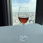 広東料理 センス - ■陳年紹興貴酒 5年￥2,300：ほどよい酸味とまろやかな舌触りが特長で、熟成による深みのある香りとコクが感じられた。クセが強すぎず、料理との相性も良く、特に中華料理の旨味を引き立てる食中酒として優れている。常温だとその芳醇な香りをじっくり味わうことができた。5年ものとは思えないほどの熟成感があり、「貴酒」の名にふさわしい一本。