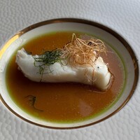 広東料理 センス - ・沖縄産尾長鯛の葱生姜蒸し 九条葱オイルと魚汁→「シロクラベラ」へ変更。沖縄三大高級魚のひとつに数えられると教えてもらったシロクラベラは、上品な白身でふっくらとした食感が印象的。ほんのり甘みがあり、味付けが控えめなことで魚本来の旨味が際立っていた。料理として提供された一皿から、その魚の魅力を十分に感じることができた。