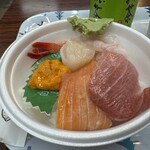 釧路和商市場 - 1,980円税込の風景。うに、帆立、甘えび3個、鮭（時知らず）、中とろ。わさび増やしてもらった。