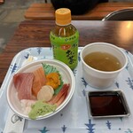 釧路和商市場 - ご飯1番小盛り120円、かにのお味噌汁200円税込のところを180円と値引きしてくださった。勝手丼のお魚たちは1,980円税込