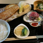 青山きいろ - ［ランチ］赤魚鯛炭火焼1200円。今日はカツオ刺し。