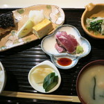 青山きいろ - ［ランチ］黒むつ西京焼1200円。刺身はカツオ。