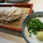 青山きいろ - 冷やしざるうどん870円。細くてコシがあり美味し