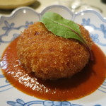 青山きいろ - 特製かにクリームコロッケ２個1400円、これ美味しい！！（とりわけ後の写真です）