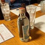 酒肴 新屋敷 - 酒肴 新屋敷　ここにもキンミヤ300mlボトル、ぽぱいさんが写真撮ってるところを横から