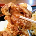 倅 Ｂ食 - Bセットの鶏の唐揚げリフト