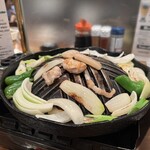 大雪地ビール館 - 野菜は周りにお肉は上に