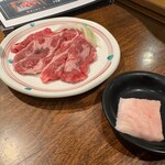 大雪地ビール館 - 生ラム肩ロースと牛脂っぽい脂。羊のだと思いたい。