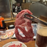 大雪地ビール館 - 肩ロースは隙間あり、骨とかの通り道？それとも調理的な配慮？