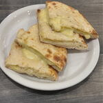 EARTH CAFE - チラシ見せて無料のハーフチーズナン