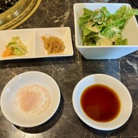梨の家 五反田店 - サラダ、キムチ、たれ、塩