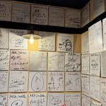 シカゴピザ＆スフレオムレツ Meat&Cheese ARK2nd - サインがたくさん！