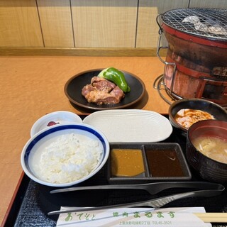 まるます - 料理写真:豚さがり&ホルモン定食1,200円税込。七輪付き。