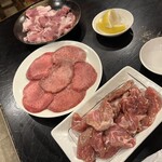 肉喰らう's - 牛タン、豚カシラ、タンモト