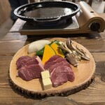 両国総本店 - 料理写真:鹿もも肉はバターで。基本鉄板には脂がひいてあるそう。この脂で野菜は焼く。真ん中にバター落としてお肉をじゅうじゅうする。レアが良いそうです。柔らかくて美味しい。