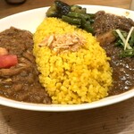 レインボウスパイス - ランチタイムダブルカリー大盛り（チキンマサラ、スパイシーポークビンダルー）