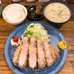 熟成豚 かわむら - 静岡県産 中ヨークシャー
      超特上リブロースかつ定食(240g 5,200円)
      とん汁をかす汁に変更(+100円)
      かす汁 大(+100円)
      キャベツ大盛り(サービス)
