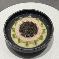 CIRPAS - 枝豆。ロブションを彷彿とさせる美しいビジュアル！
                    塩味も控えめで良いバランス！枝豆の風味も自然で美味しい。