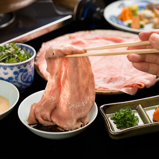 多彩なコースあり。黒毛和牛のしゃぶしゃぶ、郷土料理を堪能