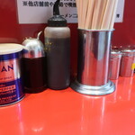 ラーメン二郎 - 卓上調味料