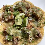 Tacos 3 Hermanos - カルニタス　豚肉　2,000円