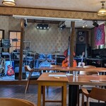 オーベルジュ 異人館 - 楽器や音響設備が整ったステージ