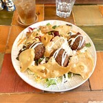 GOLD FALAFEL - ファラフェルサラダ、トッピングパクチー