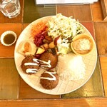 GOLD FALAFEL - ファラフェルプレート、トッピングハラペーニョ